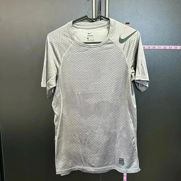 Nike Pro Athletic Hypercool, Silky,Gray Pattern Short Sleeve,crewneck - Picture 1 of 9